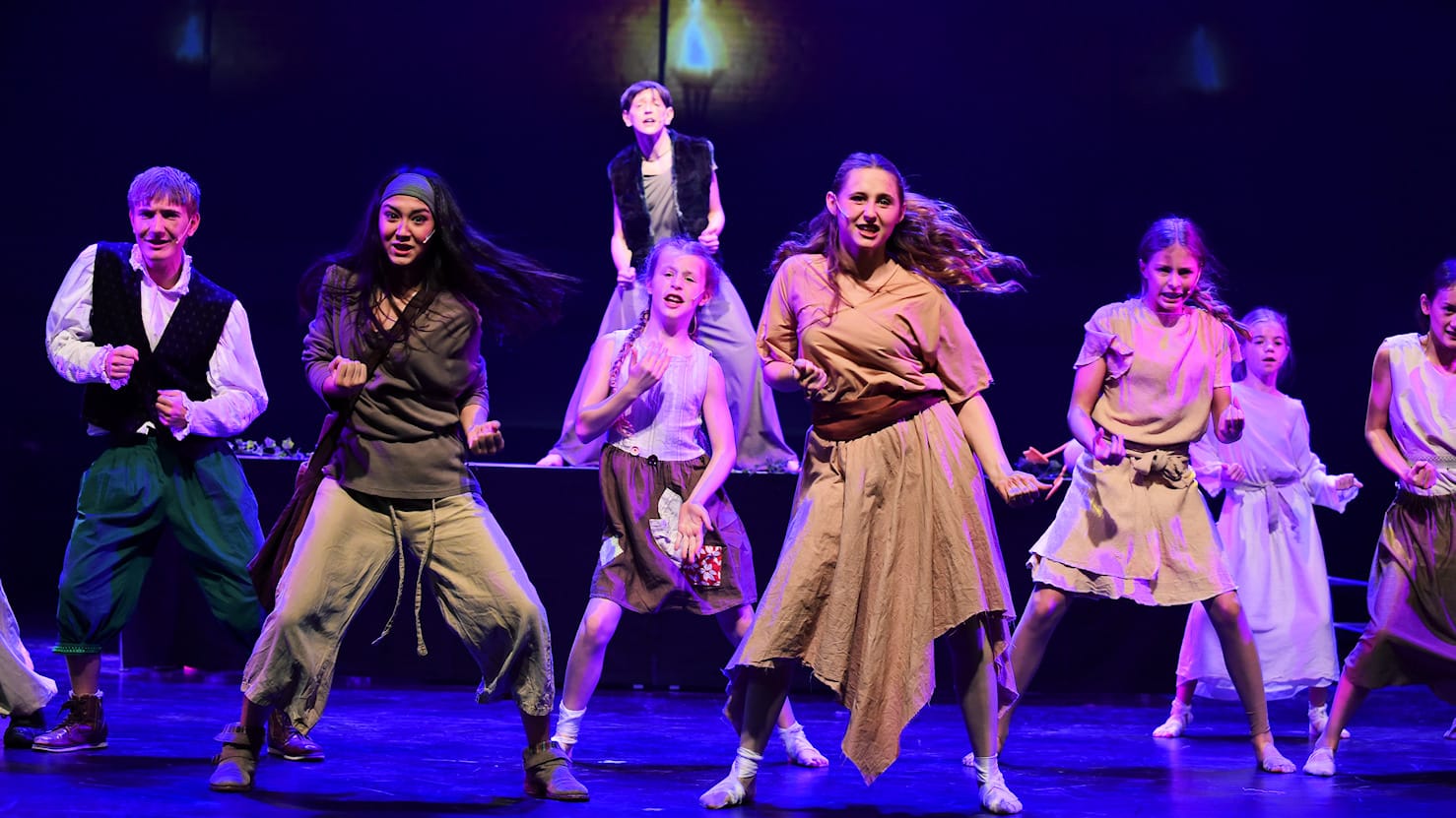 Theateraufführung mit tanzenden Schauspielern auf der Bühne