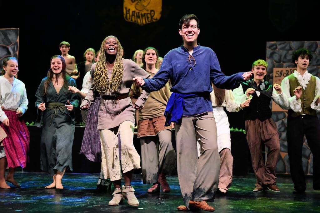 Ensemble zeigt lebhafte Darbietung auf der Bühne.