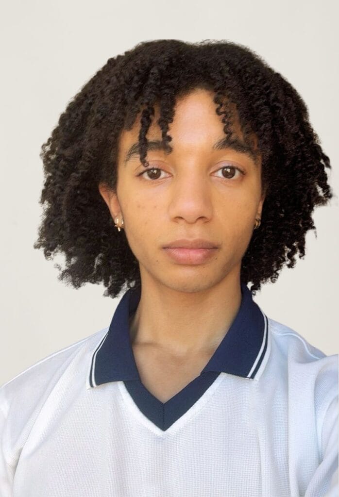 Porträt einer Person mit lockigem Haar