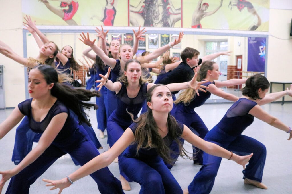 Tanzgruppe in synchronen Bewegungen.