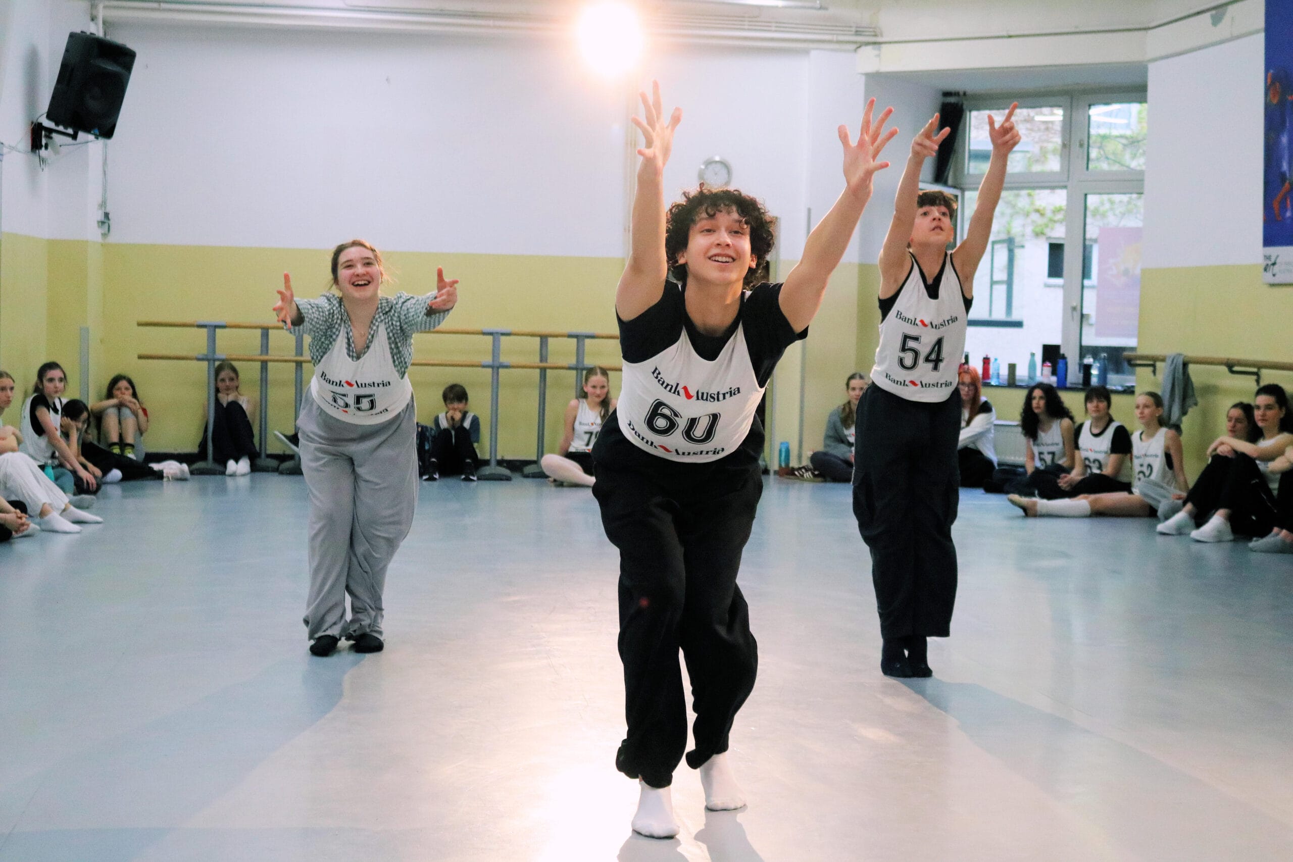Tanzende Jugendliche in einem Übungsraum.