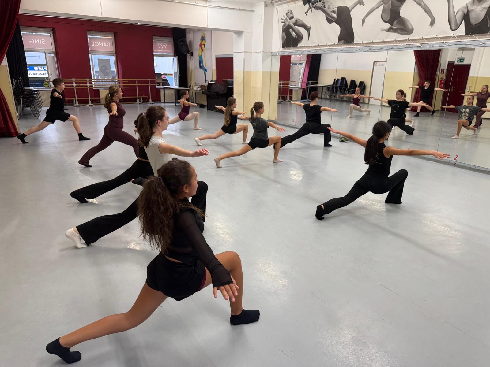 Contest-Tänzerinnen und -Tänzer im Techniktraining im Studio des Performing Center Austria
