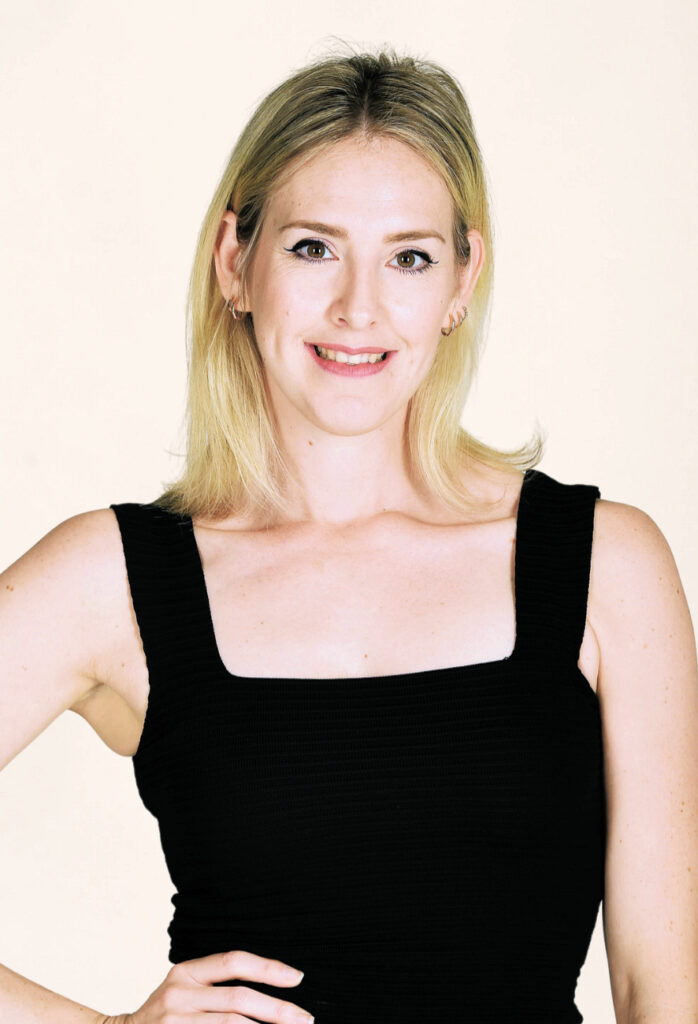 Frau mit blonden Haaren und schwarzem Oberteil