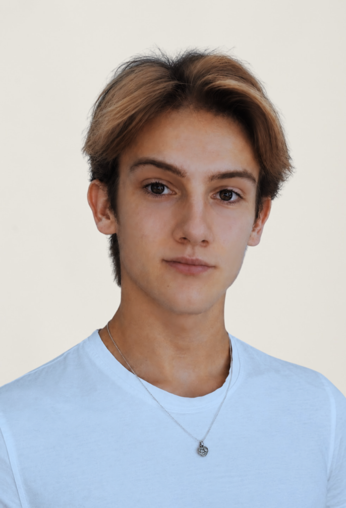 Porträt eines jungen Mannes mit Halskette